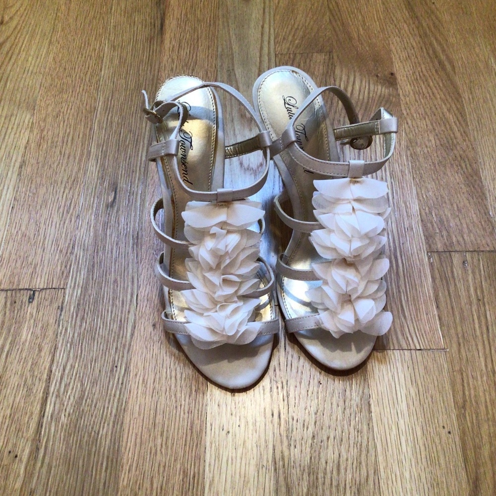 HP💝LuLu Townsend Ivory sz 7 petal accent 3” heel - Picture 2 of 7